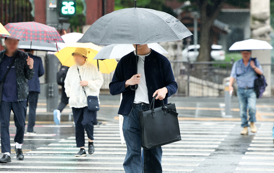 미시령 134㎜ 폭우…동해안 천둥·번개 동반 강한 비 계속