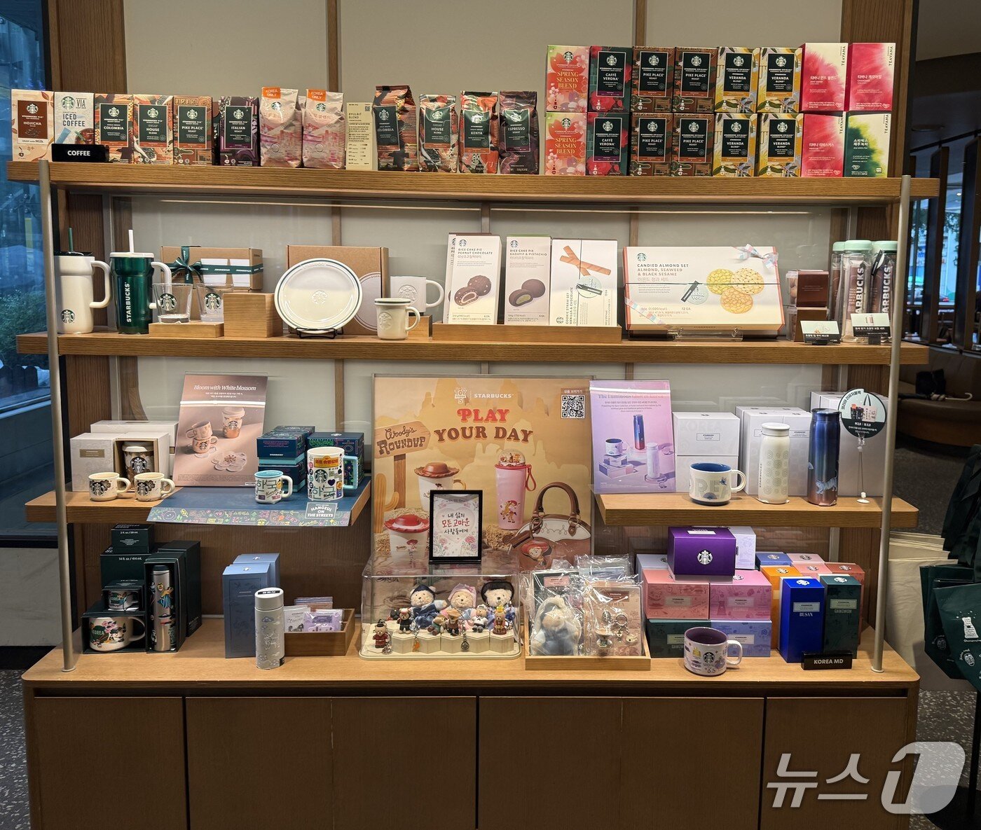 본문 이미지 - 서울 시내의 한 스타벅스 매장 상품 진열대. 논란의 '탱크 텀블러'는 제외됐다. ⓒ 뉴스1
