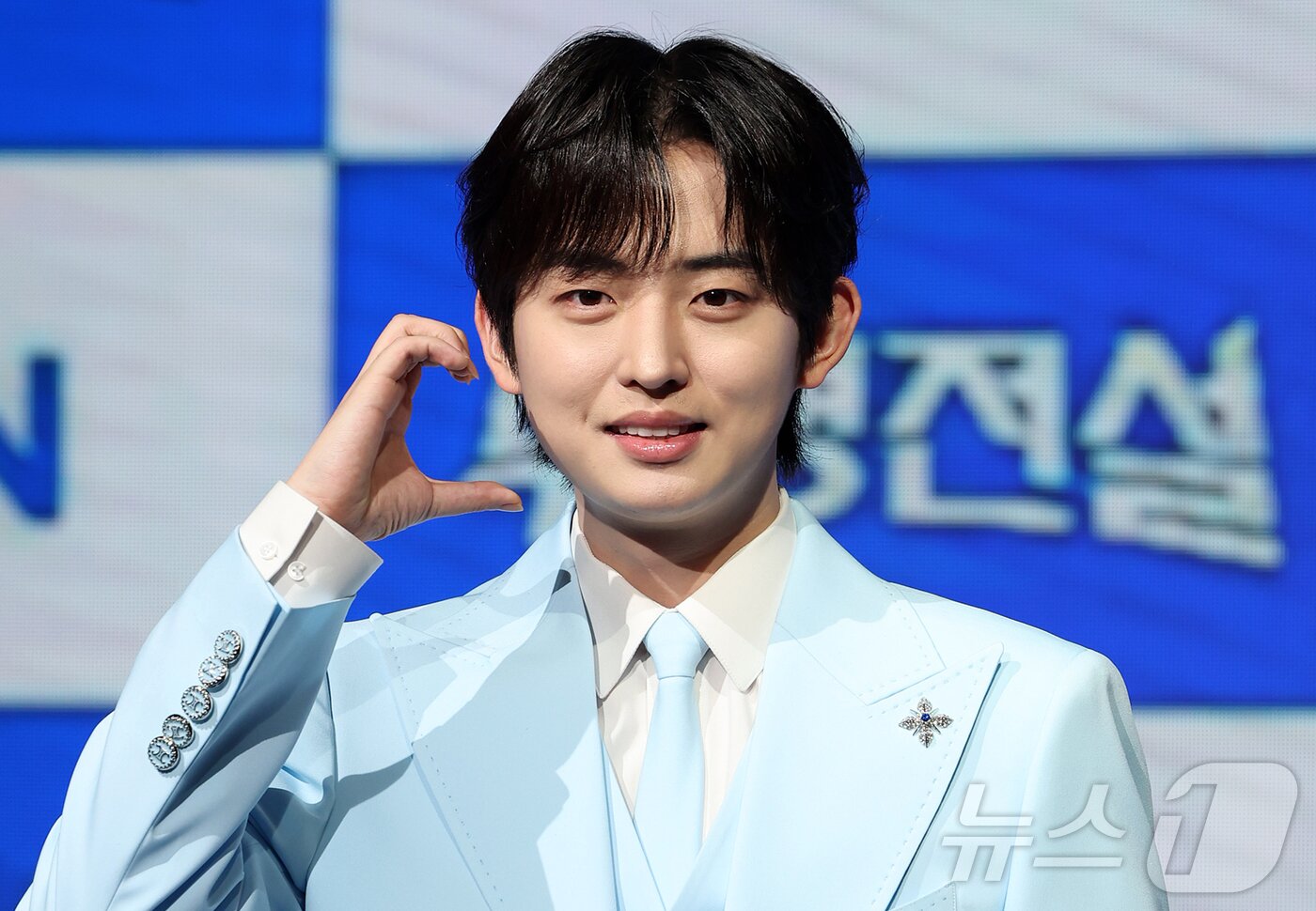 본문 이미지 - MBN 트롯 오디션 ‘무명전설-트롯 사내들의 서열전쟁’ TOP2를 차지한 가수 하루가 20일 서울 마포구 쇼킹케이팝센터에서 열린 톱7 기자간담회에 참석해 포즈를 취하고 있다. 2026.5.20 ⓒ 뉴스1 김진환 기자