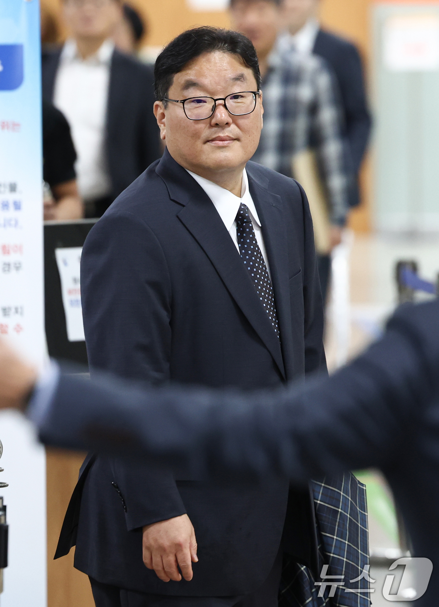 (서울=뉴스1) 최지환 기자 = 쿠팡 퇴직금 사건 관련 수사를 무마한 혐의로 기소된 엄희준 광주고검 검사가 20일 오전 서울 서초구 서울중앙지방법원에서 열린 공판에 출석하고 있다. …