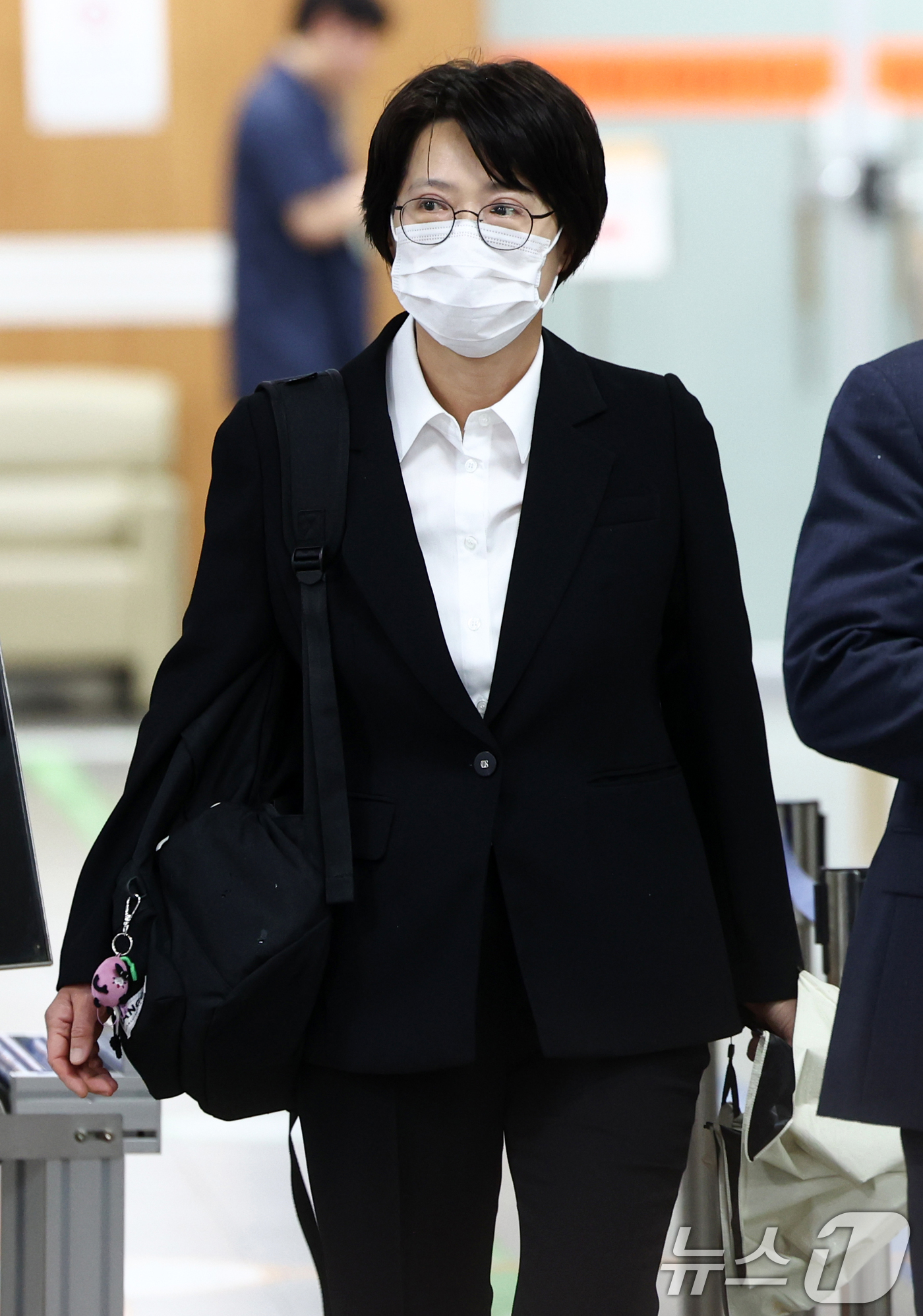 (서울=뉴스1) 최지환 기자 = 쿠팡 퇴직금 사건 관련 수사를 무마한 혐의로 기소된 김동희 부산고검 검사가 20일 오전 서울 서초구 서울중앙지방법원에서 열린 공판에 출석하고 있다. …