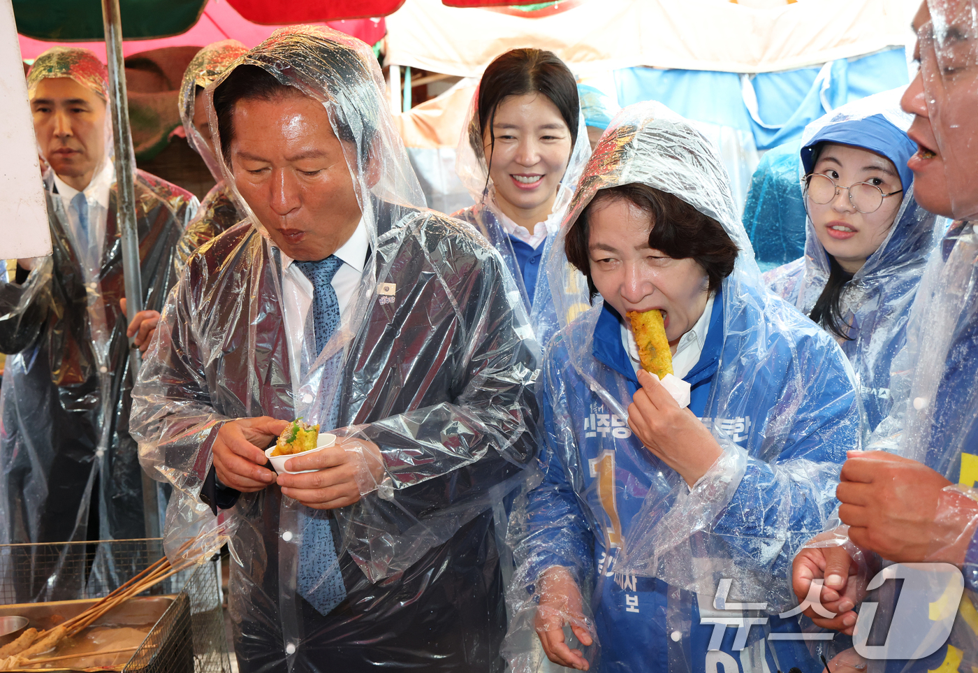 (여주=뉴스1) 김영운 기자 = 정청래 더불어민주당 대표와 추미애 경기도지사 후보가 20일 오전 경기 여주시 여주한글시장을 방문해 튀김을 먹고 있다. 2026.5.20/뉴스1