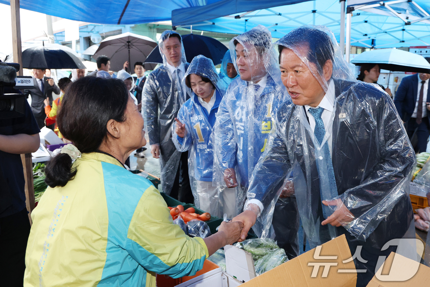(여주=뉴스1) 김영운 기자 = 정청래 더불어민주당 대표가 20일 오전 경기 여주시 여주한글시장을 방문해 시장 상인들과 인사를 나누고 있다.  2026.5.20/뉴스1