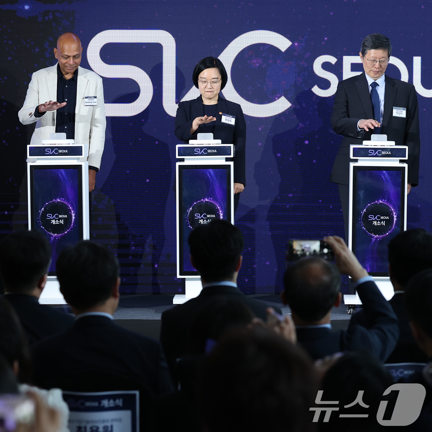 (서울=뉴스1) 오대일 기자 = 한성숙 중소벤처기업부 장관이 20일 오전 서울 마포구 SVC 서울에서 열린 스타트업 벤처 캠퍼스 개소식에서 참석자들과 기념 세리머니를 하고 있다.스 …