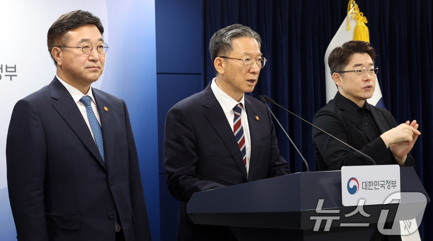 (서울=뉴스1) 김명섭 기자 = 정성호 법무부 장관과 윤호중 행정안전부 장관이 20일 오전 서울 종로구 세종대로 정부서울청사에서 제9회 전국동시지방선거 대국민 담화문 발표를 하고 …