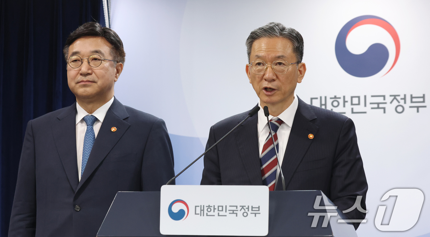 (서울=뉴스1) 김명섭 기자 = 정성호 법무부 장관과 윤호중 행정안전부 장관이 20일 오전 서울 종로구 세종대로 정부서울청사에서 제9회 전국동시지방선거 대국민 담화문 발표를 하고 …
