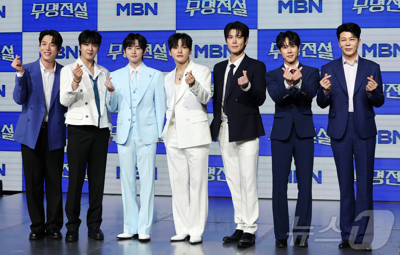 (서울=뉴스1) 김진환 기자 = 20일 서울 마포구 쇼킹케이팝센터에서 열린 MBN 트롯 오디션 ‘무명전설-트롯 사내들의 서열전쟁’ 톱7 기자간담회에 참석한 가수들이 포즈를 취하고 …