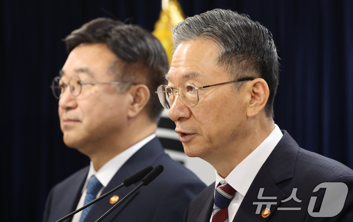 (서울=뉴스1) 김명섭 기자 = 정성호 법무부 장관과 윤호중 행정안전부 장관이 20일 오전 서울 종로구 세종대로 정부서울청사에서 제9회 전국동시지방선거 대국민 담화문 발표를 하고 …