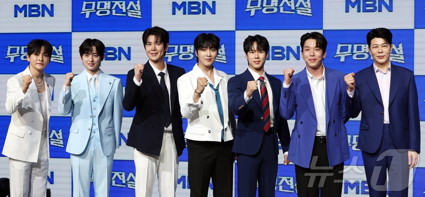 본문 이미지 - 20일 서울 마포구 쇼킹케이팝센터에서 열린 MBN 트롯 오디션 ‘무명전설-트롯 사내들의 서열전쟁’ 톱7 기자간담회에 참석한 가수들이 포즈를 취하고 있다. 사진 왼쪽부터 TOP6 이창민, TOP4 황윤성, TOP2 하루, TOP1 성리, TOP3 장한별, TOP5 정연호, TOP7 이루네. 2026.5.20 ⓒ 뉴스1 김진환 기자