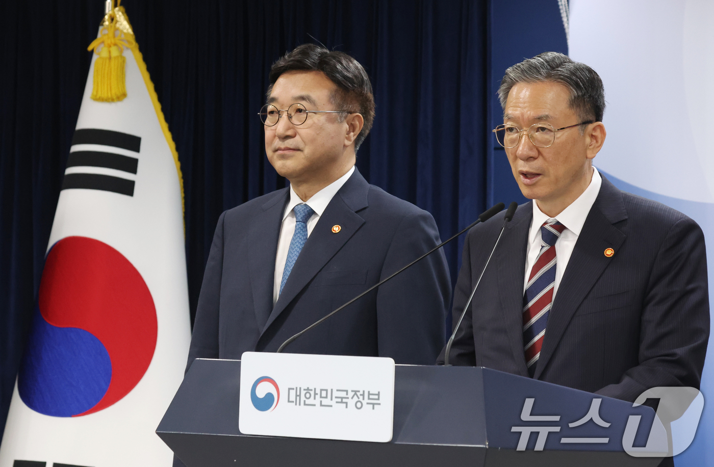 (서울=뉴스1) 김명섭 기자 = 정성호 법무부 장관과 윤호중 행정안전부 장관이 20일 오전 서울 종로구 세종대로 정부서울청사에서 제9회 전국동시지방선거 대국민 담화문 발표를 하고 …