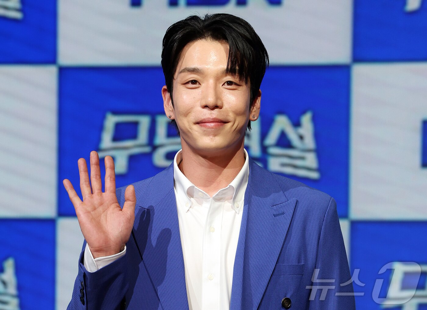본문 이미지 - MBN 트롯 오디션 ‘무명전설-트롯 사내들의 서열전쟁’에서 TOP6을 차지한 2AM 출신 가수 이창민이 20일 서울 마포구 쇼킹케이팝센터에서 열린 톱7 기자간담회에 참석해 포즈를 취하고 있다. 2026.5.20 ⓒ 뉴스1 김진환 기자