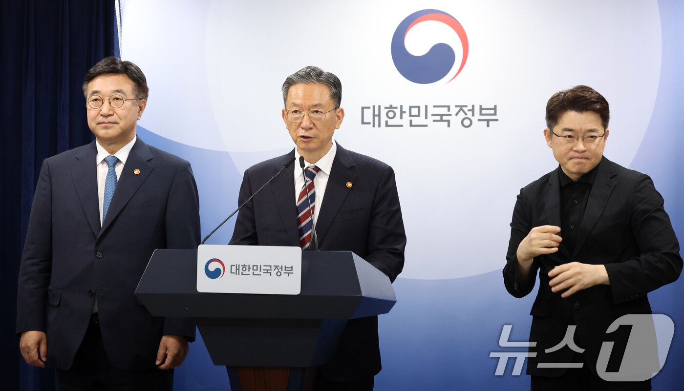 본문 이미지 - 정성호 법무부 장관과 윤호중 행정안전부 장관이 20일 오전 서울 종로구 세종대로 정부서울청사에서 제9회 전국동시지방선거 대국민 담화문 발표를 하고 있다. 2026.5.20 ⓒ 뉴스1 김명섭 기자
