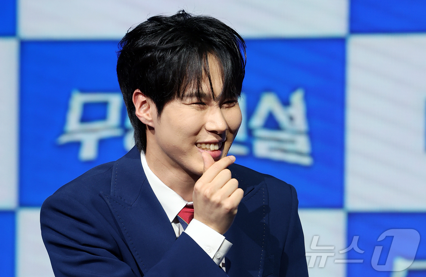 (서울=뉴스1) 김진환 기자 = MBN 트롯 오디션 ‘무명전설-트롯 사내들의 서열전쟁’에서 TOP5를 차지한 가수 정연호가 20일 서울 마포구 쇼킹케이팝센터에서 열린 톱7 기자간담 …