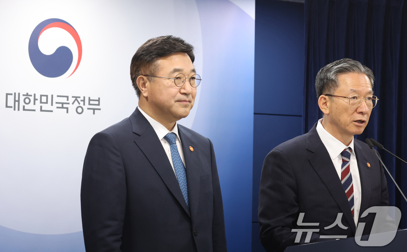 (서울=뉴스1) 김명섭 기자 = 정성호 법무부 장관과 윤호중 행정안전부 장관이 20일 오전 서울 종로구 세종대로 정부서울청사에서 제9회 전국동시지방선거 대국민 담화문 발표를 하고 …