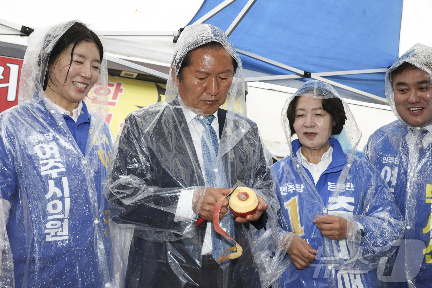 (여주=뉴스1) 김영운 기자 = 정청래 더불어민주당 대표가 20일 오전 경기 여주시 여주한글시장을 방문해 사과를 깎고 있다. (공동취재)   2026.5.20/뉴스1