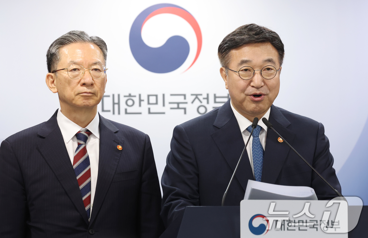 (서울=뉴스1) 김명섭 기자 = 윤호중 행정안전부 장관과 정성호 법무부 장관이 20일 오전 서울 종로구 세종대로 정부서울청사에서 제9회 전국동시지방선거 대국민 담화문 발표를 하고 …
