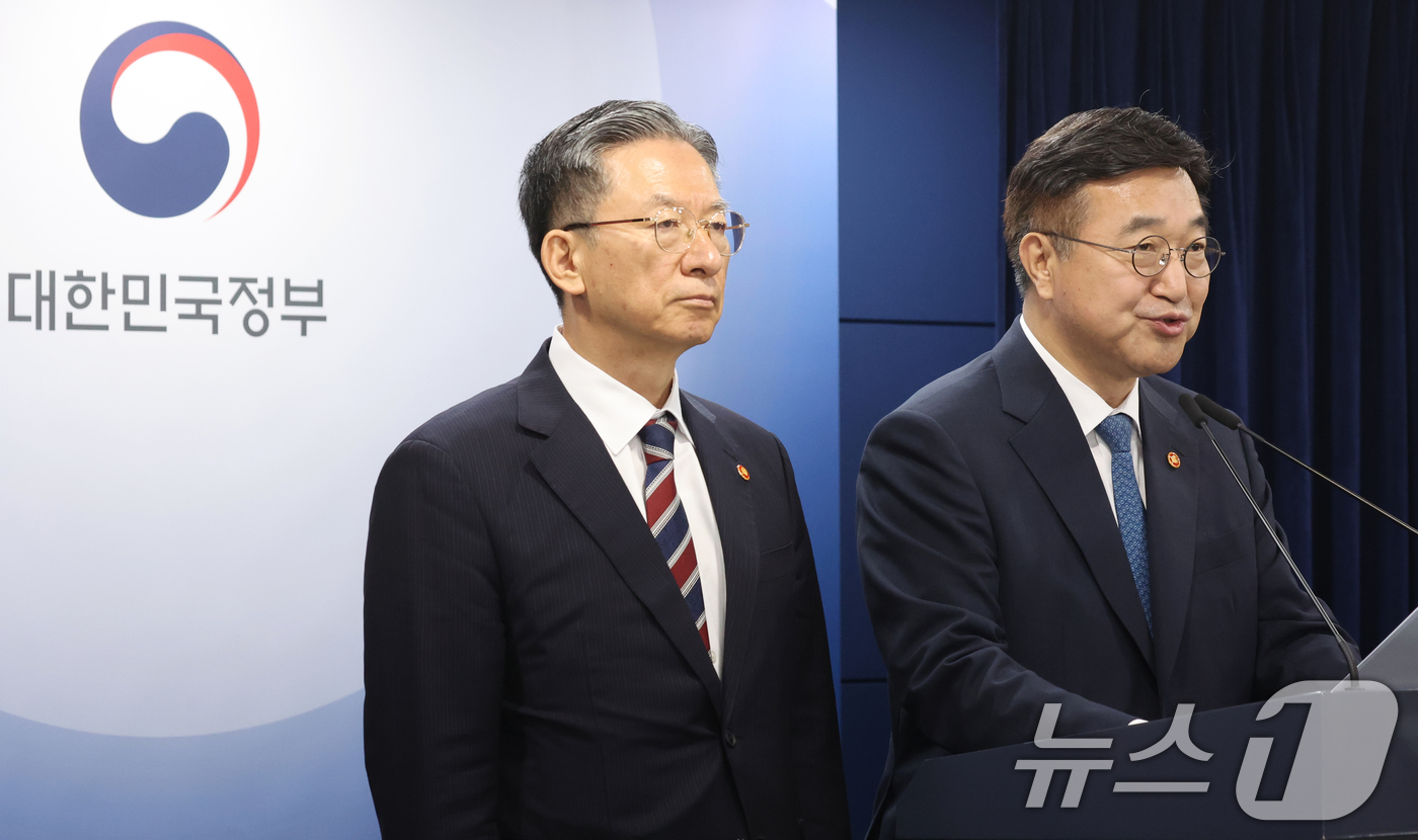 (서울=뉴스1) 김명섭 기자 = 윤호중 행정안전부 장관과 정성호 법무부 장관이 20일 오전 서울 종로구 세종대로 정부서울청사에서 제9회 전국동시지방선거 대국민 담화문 발표를 하고 …