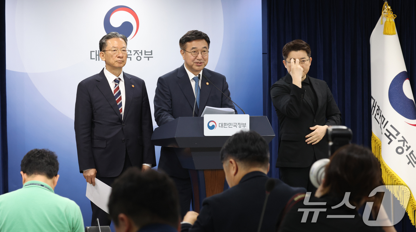 (서울=뉴스1) 김명섭 기자 = 윤호중 행정안전부 장관과 정성호 법무부 장관이 20일 오전 서울 종로구 세종대로 정부서울청사에서 제9회 전국동시지방선거 대국민 담화문 발표를 하고 …