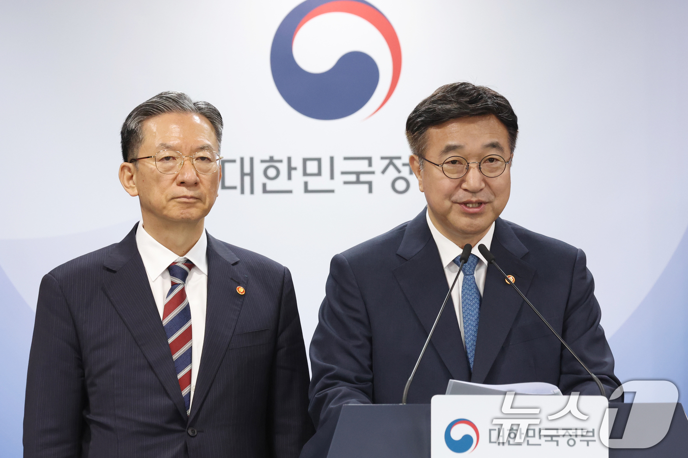 (서울=뉴스1) 김명섭 기자 = 윤호중 행정안전부 장관과 정성호 법무부 장관이 20일 오전 서울 종로구 세종대로 정부서울청사에서 제9회 전국동시지방선거 대국민 담화문 발표를 하고 …