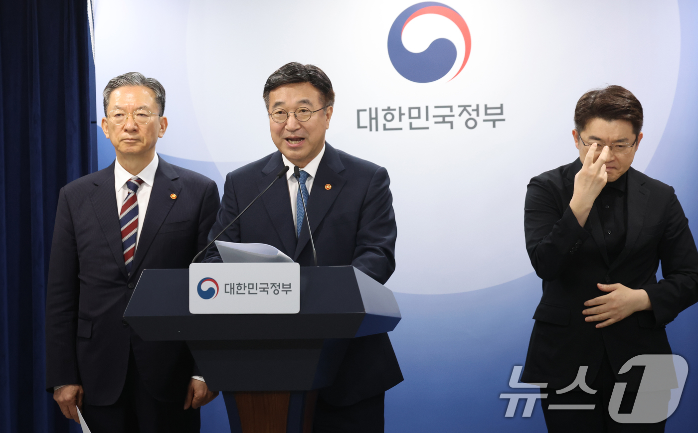 (서울=뉴스1) 김명섭 기자 = 윤호중 행정안전부 장관과 정성호 법무부 장관이 20일 오전 서울 종로구 세종대로 정부서울청사에서 제9회 전국동시지방선거 대국민 담화문 발표를 하고 …