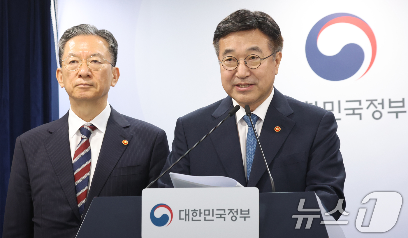 (서울=뉴스1) 김명섭 기자 = 윤호중 행정안전부 장관과 정성호 법무부 장관이 20일 오전 서울 종로구 세종대로 정부서울청사에서 제9회 전국동시지방선거 대국민 담화문 발표를 하고 …
