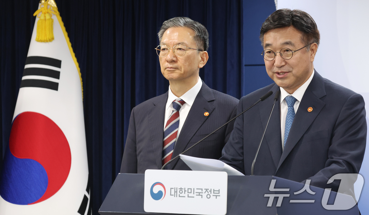 (서울=뉴스1) 김명섭 기자 = 윤호중 행정안전부 장관과 정성호 법무부 장관이 20일 오전 서울 종로구 세종대로 정부서울청사에서 제9회 전국동시지방선거 대국민 담화문 발표를 하고 …