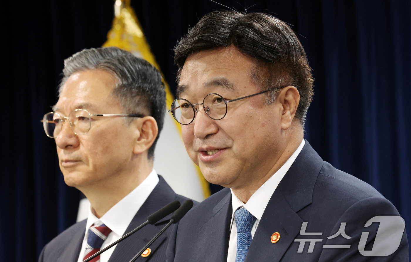 (서울=뉴스1) 김명섭 기자 = 윤호중 행정안전부 장관과 정성호 법무부 장관이 20일 오전 서울 종로구 세종대로 정부서울청사에서 제9회 전국동시지방선거 대국민 담화문 발표를 하고 …