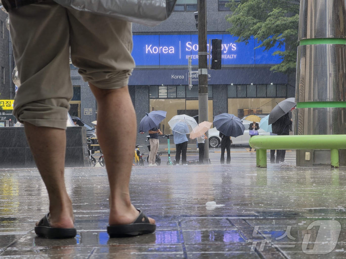 (서울=뉴스1) 황덕현 기후환경전문기자 = 20일 서울 강남구 삼성동 코엑스에 비가 내리자 시민들이 우산을 펼쳐들고 있다. 2026.5.20/뉴스1