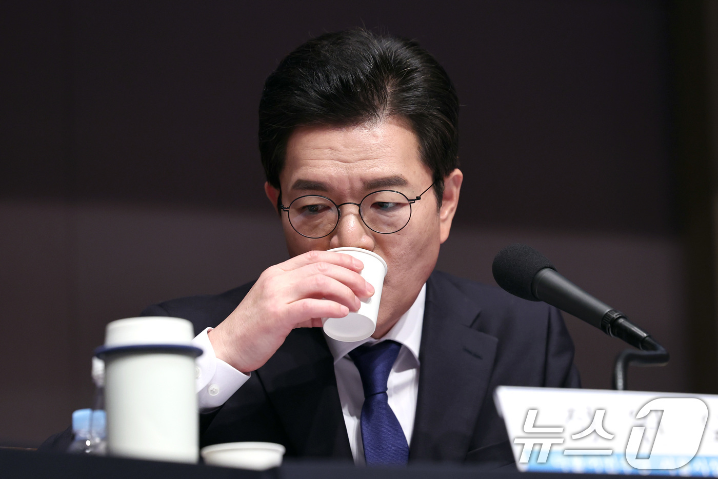 (서울=뉴스1) 구윤성 기자 = 정원오 더불어민주당 서울시장 후보가 20일 오전 서울 중구 한국프레스센터에서 열린 관훈클럽 초청 토론회에서 물을 마시고 있다. 2026.5.20/뉴 …