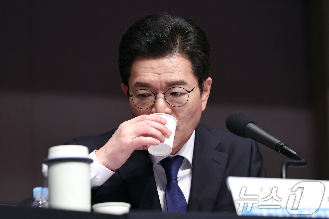 본문 이미지 - 정원오 더불어민주당 서울시장 후보가 20일 오전 서울 중구 한국프레스센터에서 열린 관훈클럽 초청 토론회에서 물을 마시고 있다. 2026.5.20 ⓒ 뉴스1 구윤성 기자