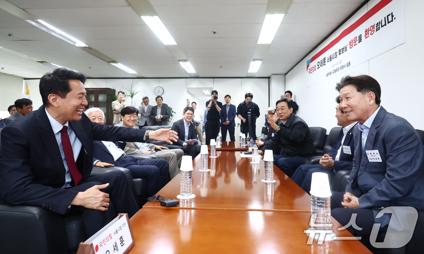 (서울=뉴스1) 김민지 기자 = 오세훈 국민의힘 서울시장 후보가 20일 서울 송파구 교통회관에서 김동완 이사장 등 참석자들과 교통회관 회원사 간담회를 하고 있다. 2026.5.20 …