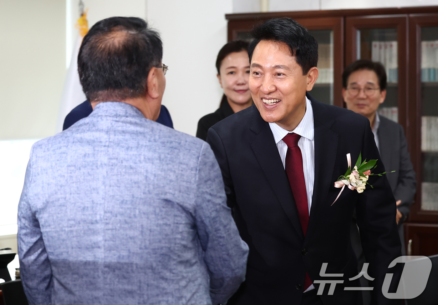 (서울=뉴스1) 김민지 기자 = 오세훈 국민의힘 서울시장 후보가 20일 서울 송파구 교통회관에서 열린 교통회관 회원사 간담회에서 참석자들과 인사하고 있다. 2026.5.20/뉴스1 …