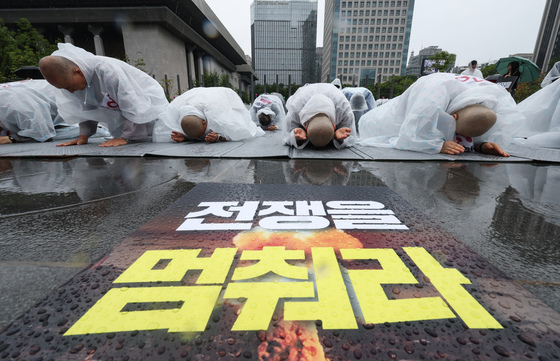 '중동전쟁 80일' 빗 속 108배 나선 스님들 "살생 멈춰라"