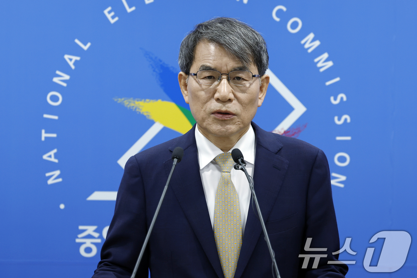 (과천=뉴스1) 박정호 기자 = 노태악 중앙선거관리위원장이 20일 오전 경기도 과천시 홍촌말로 중앙선거관리위원회에서 제9회 전국동시지방선거 관련 ‘국민께 드리는 말씀’을 발표하고 …