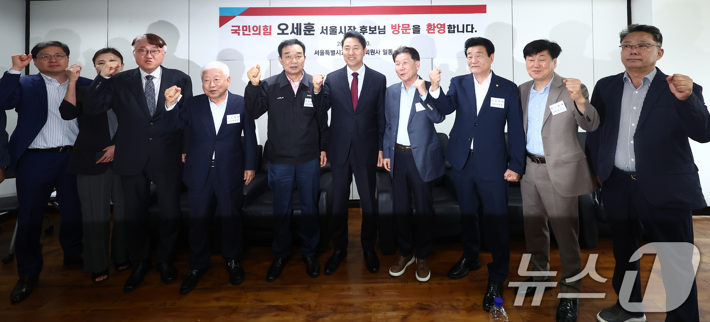 (서울=뉴스1) 김민지 기자 = 오세훈 국민의힘 서울시장 후보가 20일 서울 송파구 교통회관에서 열린 교통회관 회원사 간담회에서 김동완 이사장 등 참석자들과 기념촬영을 하고 있다. …