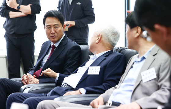 교통회관 회원사 얘기 듣는 오세훈 후보