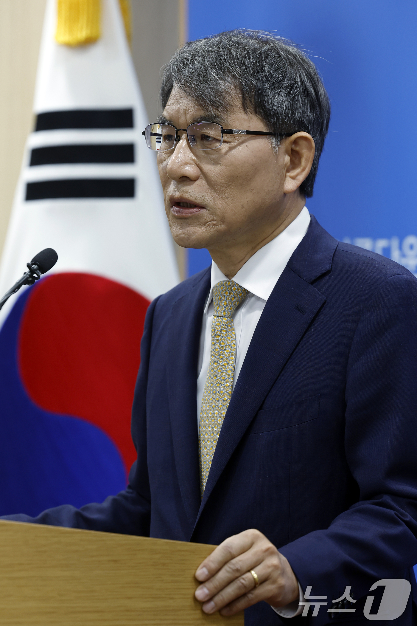 (과천=뉴스1) 박정호 기자 = 노태악 중앙선거관리위원장이 20일 오전 경기도 과천시 홍촌말로 중앙선거관리위원회에서 제9회 전국동시지방선거 관련 ‘국민께 드리는 말씀’을 발표하고 …