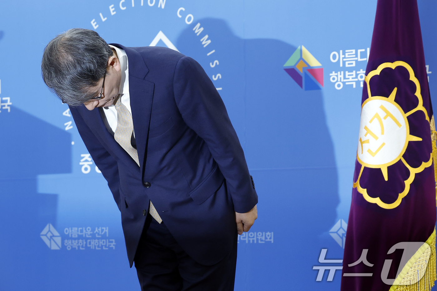 (과천=뉴스1) 박정호 기자 = 노태악 중앙선거관리위원장이 20일 오전 경기도 과천시 홍촌말로 중앙선거관리위원회에서 제9회 전국동시지방선거 관련 ‘국민께 드리는 말씀’ 발표를 마친 …