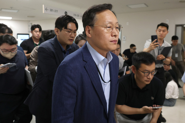 협상장 떠나는 여명구 사측 대표교섭위원