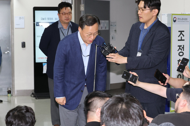 협상장 떠나며 인사하는 여명구 사측 대표교섭위원