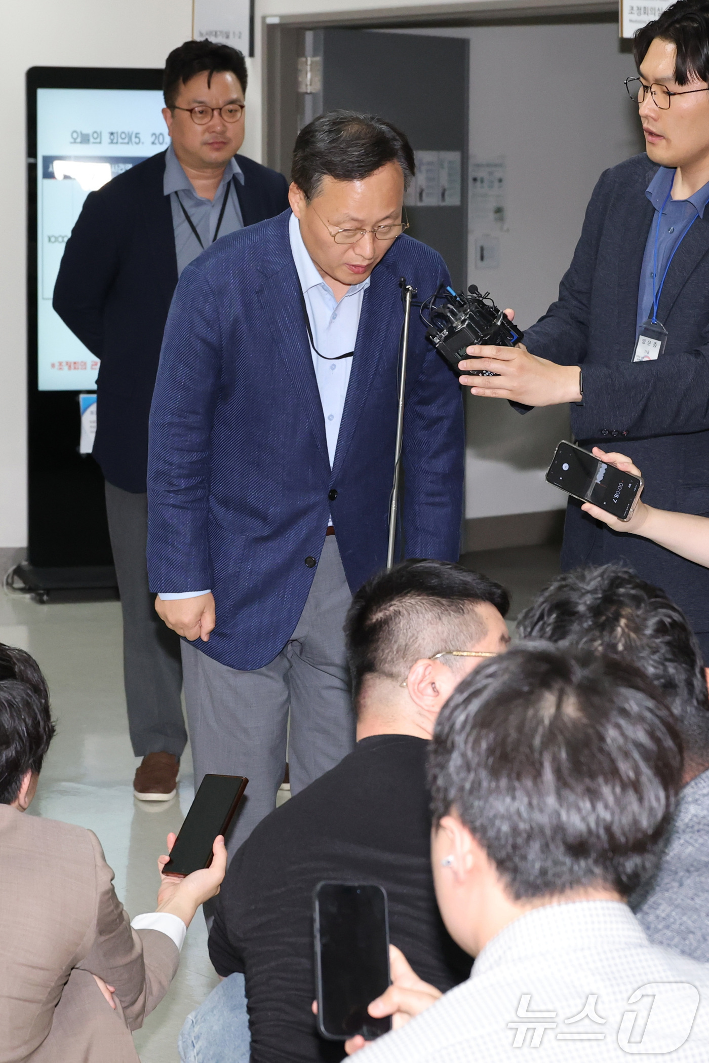 (세종=뉴스1) 김기남 기자 = 여명구(디바이스솔루션·반도체 사업 담당 피플팀장) 삼성전자 사측 대표교섭위원이 20일 정부세종청사 중앙노동위원회에서 노·사협상 결렬에 따른 입장을 …