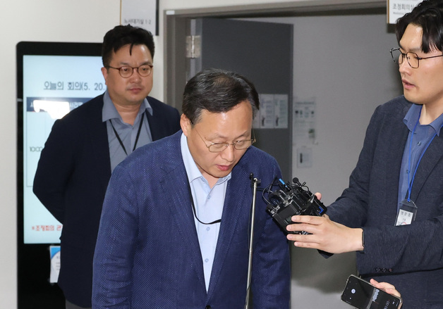 협상장 떠나며 인사하는 여명구 사측 대표교섭위원