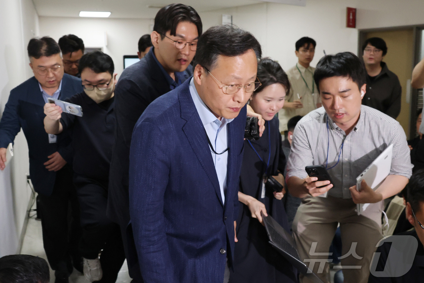 (세종=뉴스1) 김기남 기자 = 여명구(디바이스솔루션·반도체 사업 담당 피플팀장) 삼성전자 사측 대표교섭위원이 20일 정부세종청사 중앙노동위원회에서 노·사협상 결렬에 따른 입장을 …