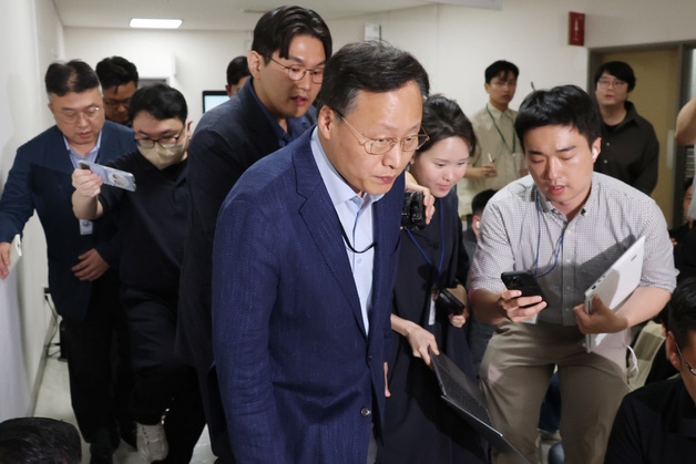 협상장 떠나는 여명구 사측 대표교섭위원