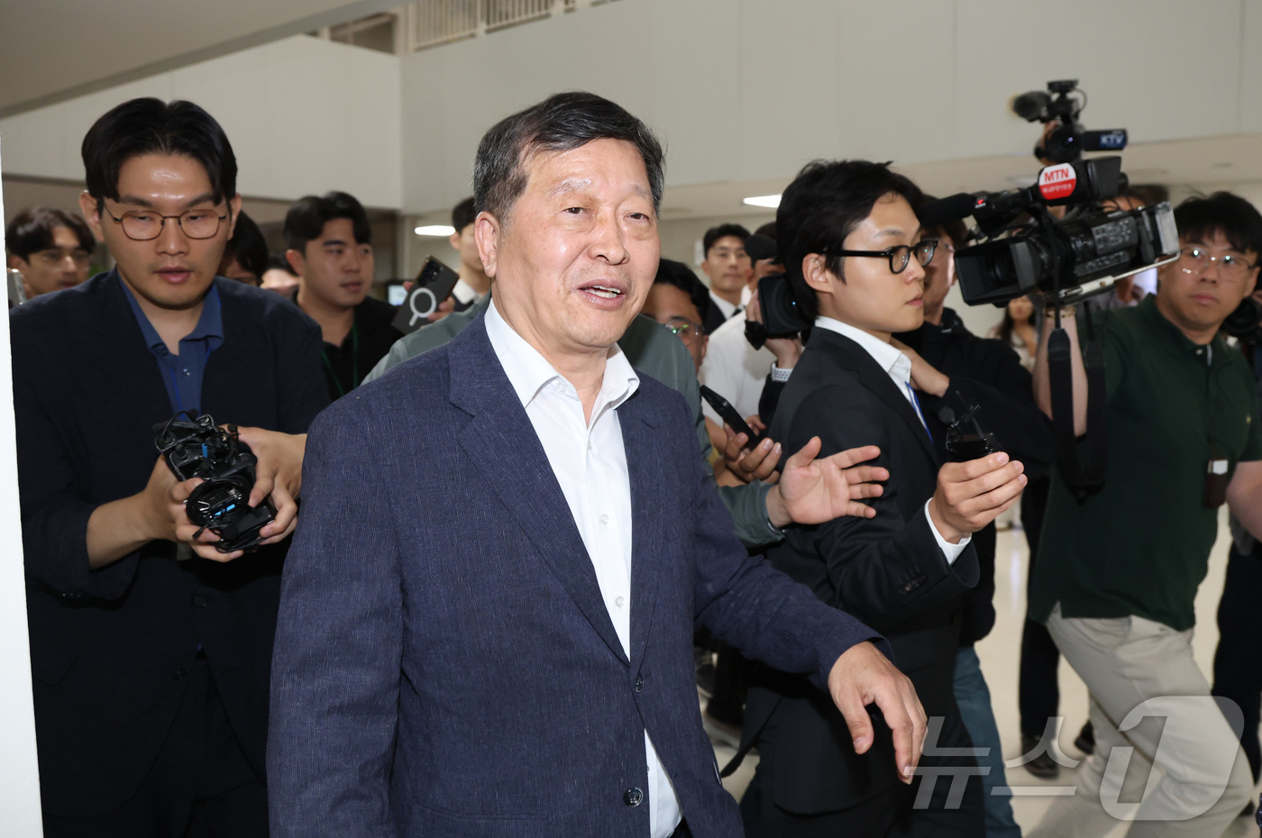(세종=뉴스1) 김기남 기자 = 박수근 중앙노동위원회 위원장이 총파업 예고시점을 하루 앞둔 20일 정부세종청사 중앙노동위원회에서 열린 사후조정 회의를 마친 뒤 협상결렬을 묻는 취재 …