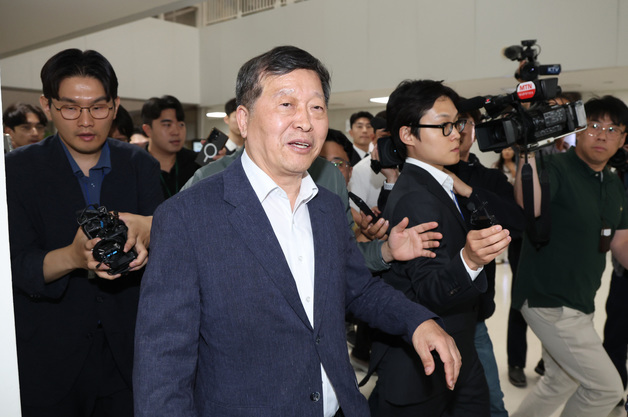 취재진에 둘러싸인 박수근 위원장