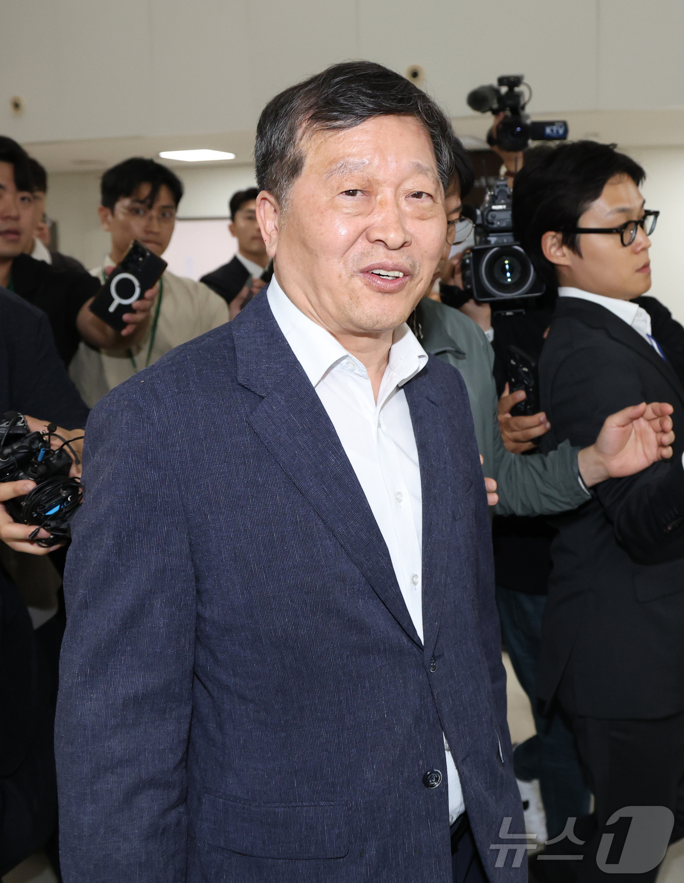 (세종=뉴스1) 김기남 기자 = 박수근 중앙노동위원회 위원장이 총파업 예고시점을 하루 앞둔 20일 정부세종청사 중앙노동위원회에서 열린 사후조정 회의를 마친 뒤 협상결렬을 묻는 취재 …