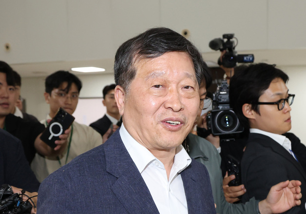 회의장 떠나는 박수근 위원장