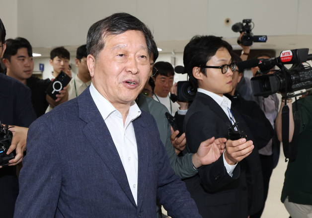 질문 공세 받는 박수근 위원장