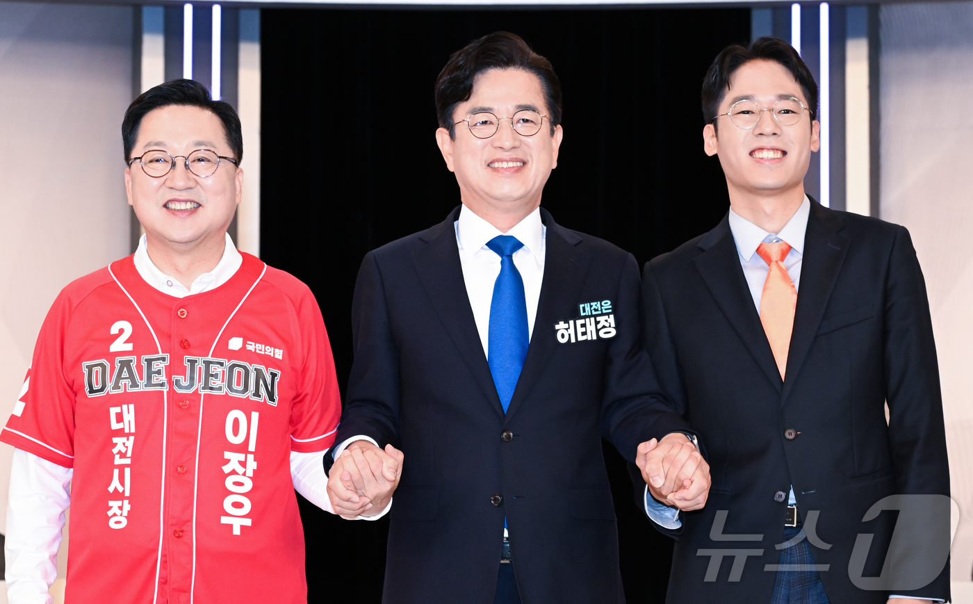 (대전=뉴스1) 김기태 기자 = 20일 대전KBS에서 열린 제9회 전국동시지방선거 대전시장 후보자 초청 토론회에서 이장우 국민의힘 후보(왼쪽부터), 허태정 더불어민주당 후보, 강희 …